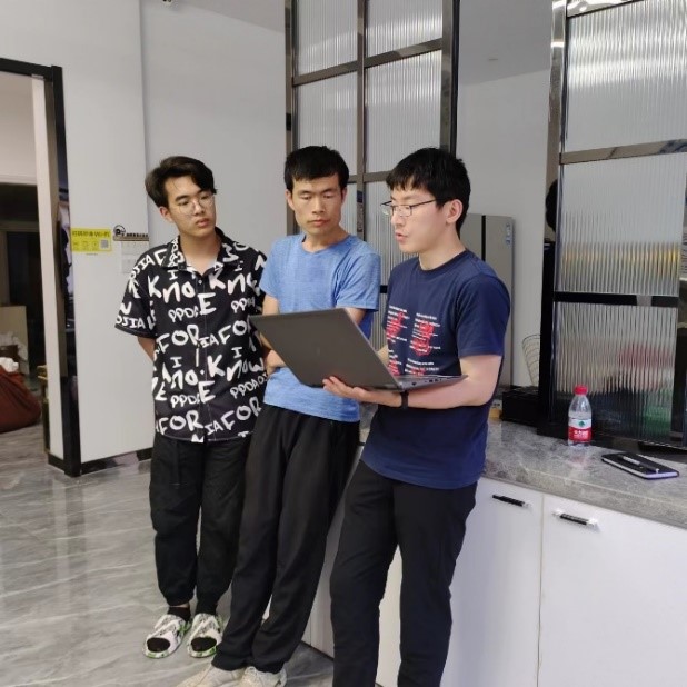 我司技术人员与客户讨论工作计划.jpg